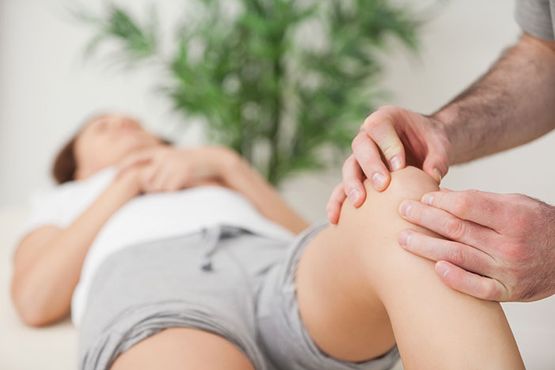Centro de Fisioterapia Fisiovida Examinando rodilla de mujer